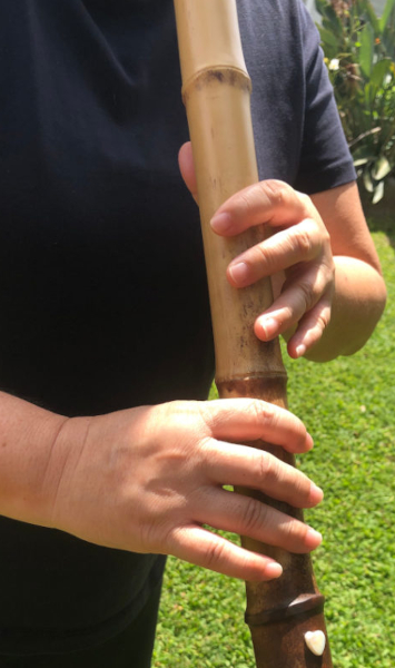 how-to-hold-shakuhachi-small-hands-1