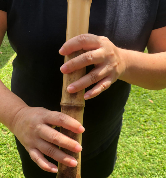 how-to-hold-shakuhachi-small-hands-2