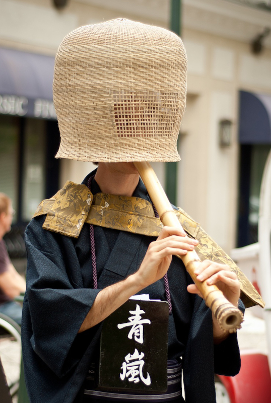 Weaving a shakuhachi Komuso monk Tengai “basket hat”